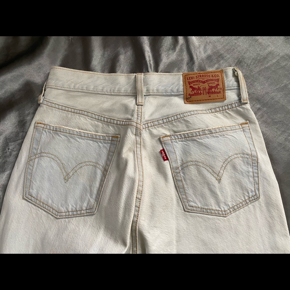 Levi's 501 distressed jeans light wash